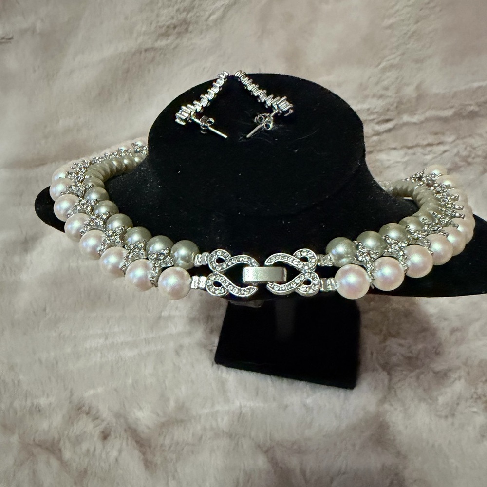 Elegant Silver and White Pearl Necklace Set - Fashion Jewelry
NWT and NWOT - Picture 2 of 5